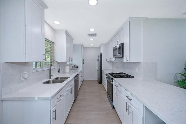 3721 Whitney Ave, Sacramento, CA 95821