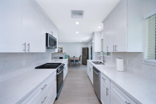 3721 Whitney Ave, Sacramento, CA 95821