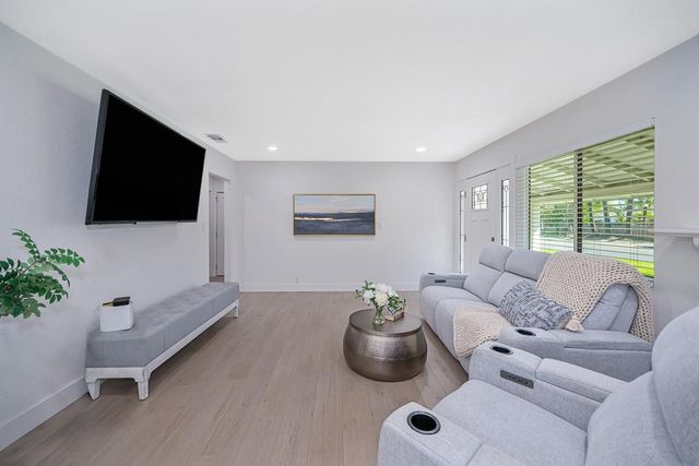 3721 Whitney Ave, Sacramento, CA 95821