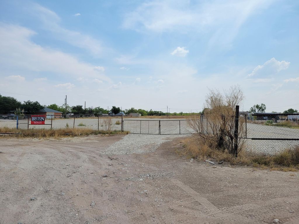 Image 2 of property listing at 4239 S Chadbourne Street, San Angelo, TX 76904