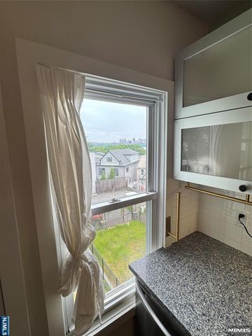 21 Valley Place 3, Edgewater, NJ 07020
