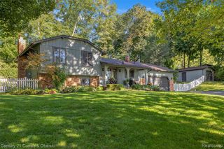 2074 Ridgemont Street, Commerce Twp, MI 48382