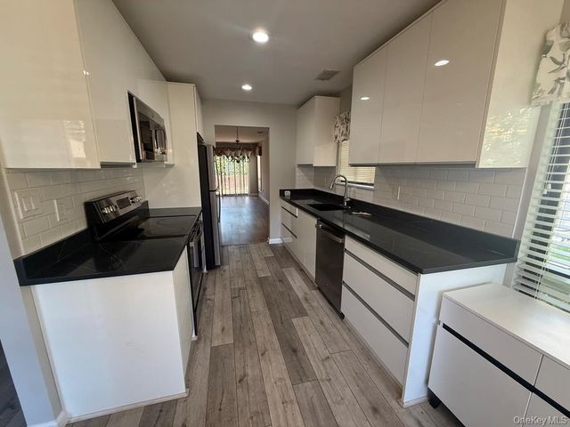 31 Stanford Court, Wantagh, NY 11793