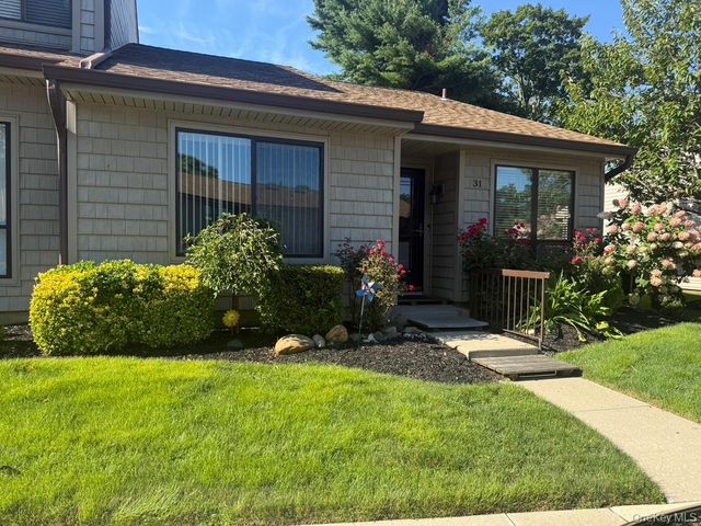 31 Stanford Court, Wantagh, NY 11793