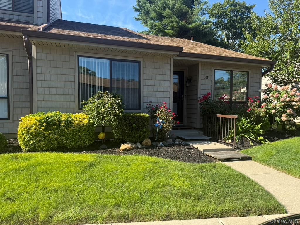 31 Stanford Court, Wantagh, NY 11793