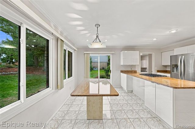 33033 Walnut Lane, Farmington Hills, MI 48334