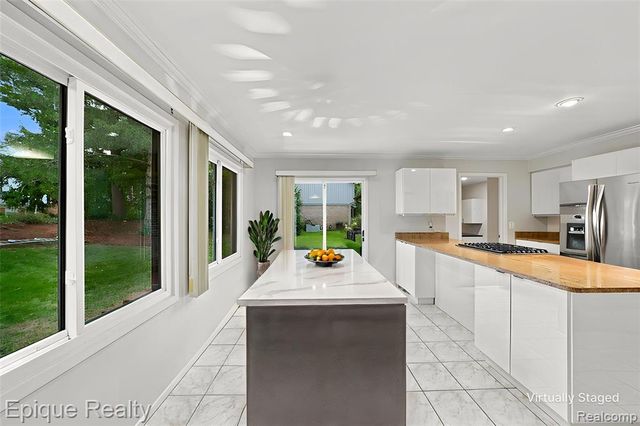 33033 Walnut Lane, Farmington Hills, MI 48334