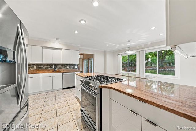 33033 Walnut Lane, Farmington Hills, MI 48334