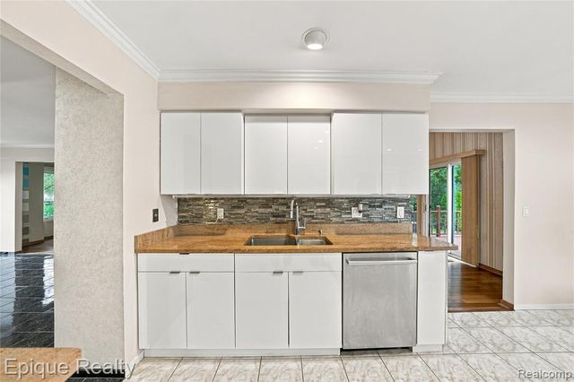 33033 Walnut Lane, Farmington Hills, MI 48334