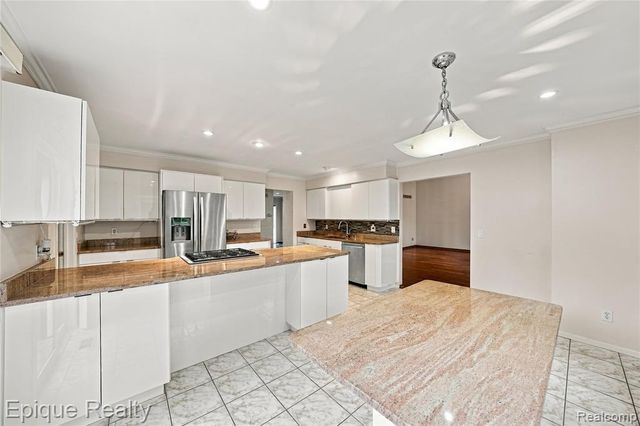 33033 Walnut Lane, Farmington Hills, MI 48334