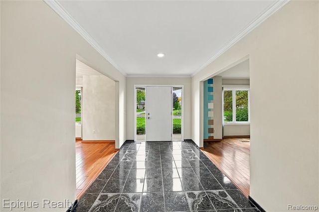33033 Walnut Lane, Farmington Hills, MI 48334