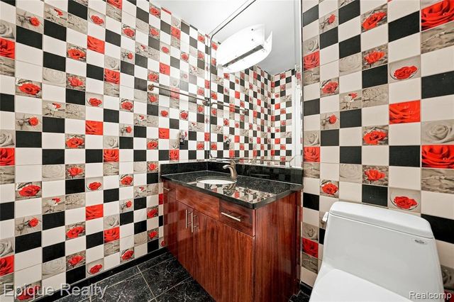 33033 Walnut Lane, Farmington Hills, MI 48334