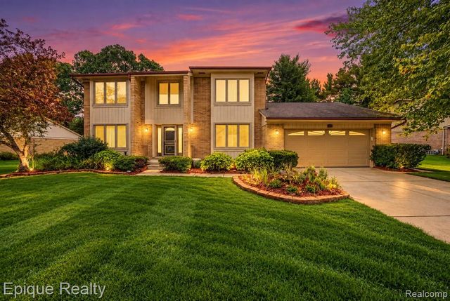 33033 Walnut Lane, Farmington Hills, MI 48334