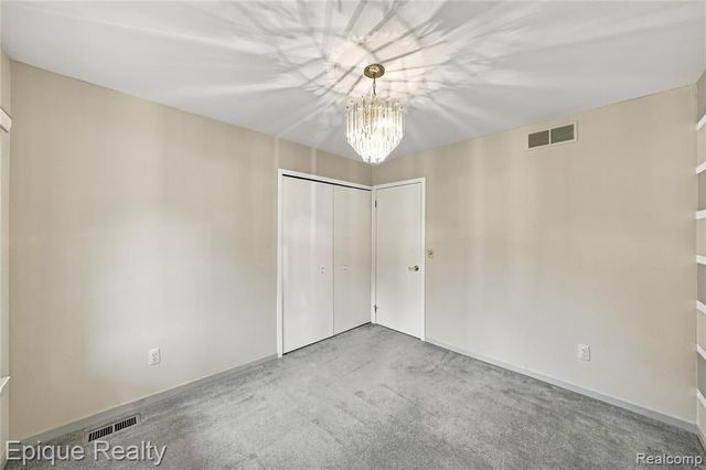 33033 Walnut Lane, Farmington Hills, MI 48334
