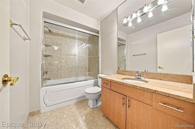 33033 Walnut Lane, Farmington Hills, MI 48334