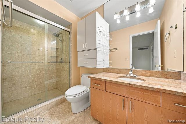 33033 Walnut Lane, Farmington Hills, MI 48334