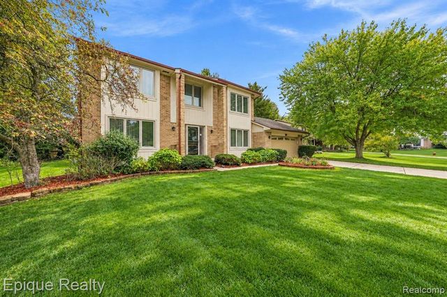 33033 Walnut Lane, Farmington Hills, MI 48334