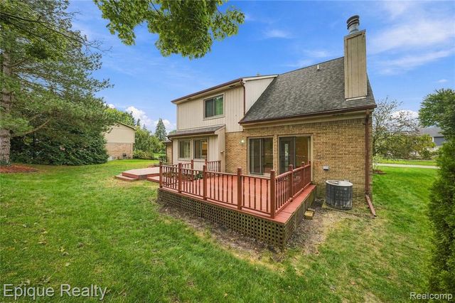 33033 Walnut Lane, Farmington Hills, MI 48334