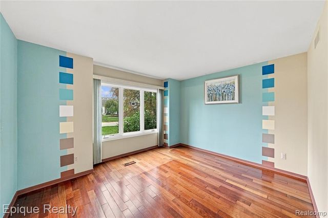 33033 Walnut Lane, Farmington Hills, MI 48334