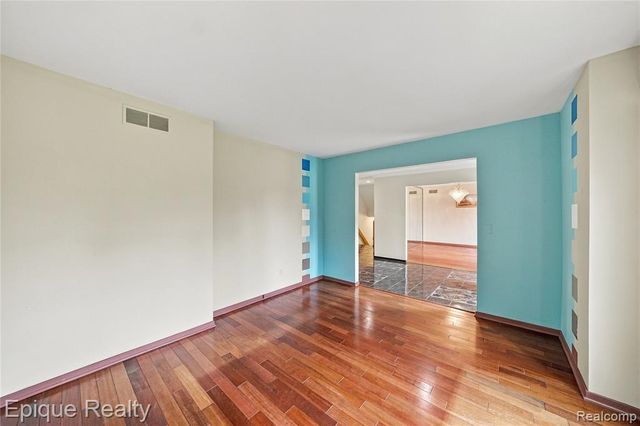 33033 Walnut Lane, Farmington Hills, MI 48334