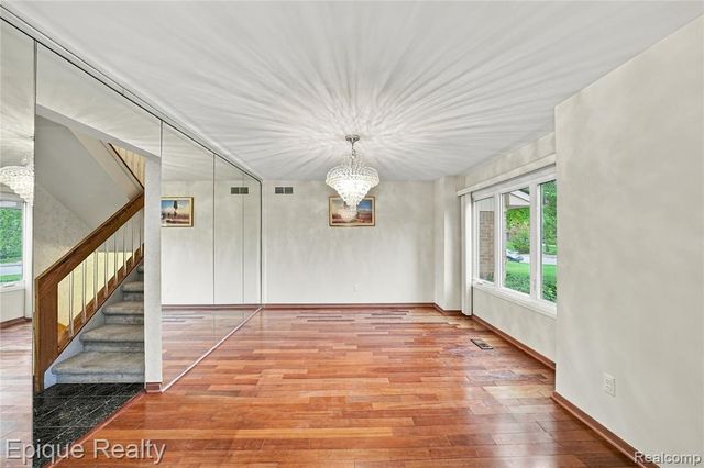 33033 Walnut Lane, Farmington Hills, MI 48334