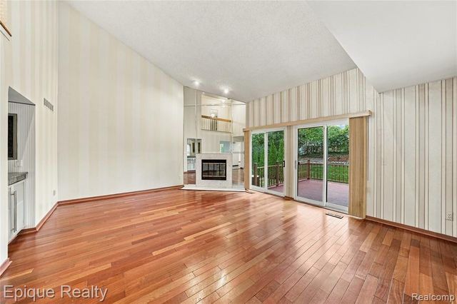 33033 Walnut Lane, Farmington Hills, MI 48334