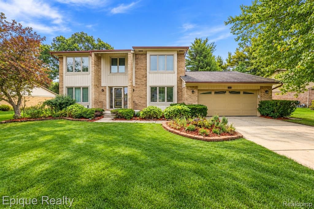 33033 Walnut Lane, Farmington Hills, MI 48334