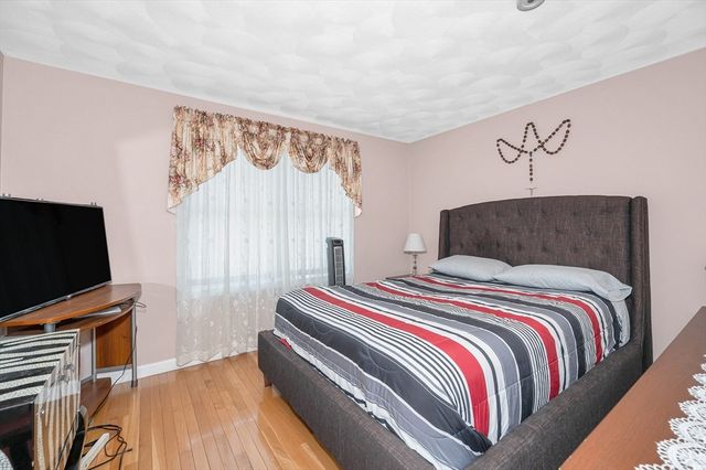 15 Meadow Drive, Lowell, MA 01854