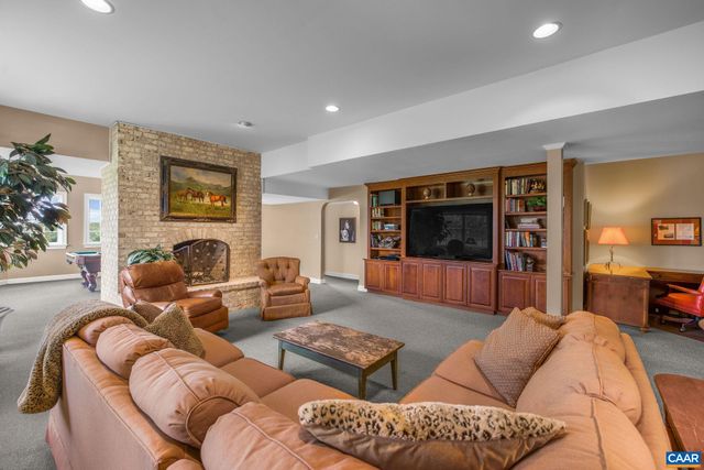 3365 STONY POINT RD, Charlottesville, VA 22911