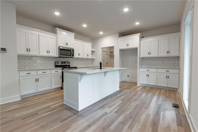 7350 NW Clore Drive, Parkville, MO 64152