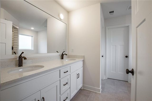 7350 NW Clore Drive, Parkville, MO 64152