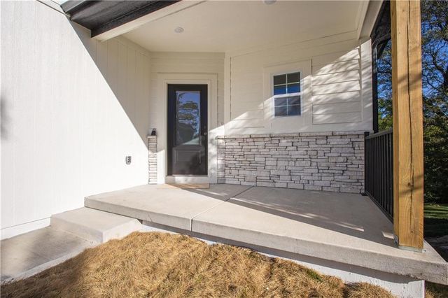 7350 NW Clore Drive, Parkville, MO 64152