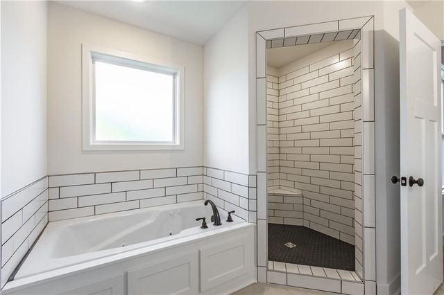 7350 NW Clore Drive, Parkville, MO 64152