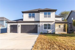 7350 NW Clore Drive, Parkville, MO 64152