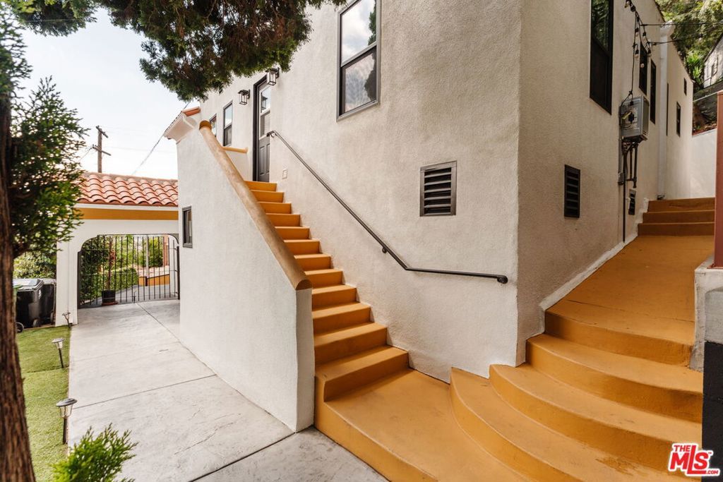 Image 23 of property listing at 3135 Minnesota Street, Los Angeles, CA 90031