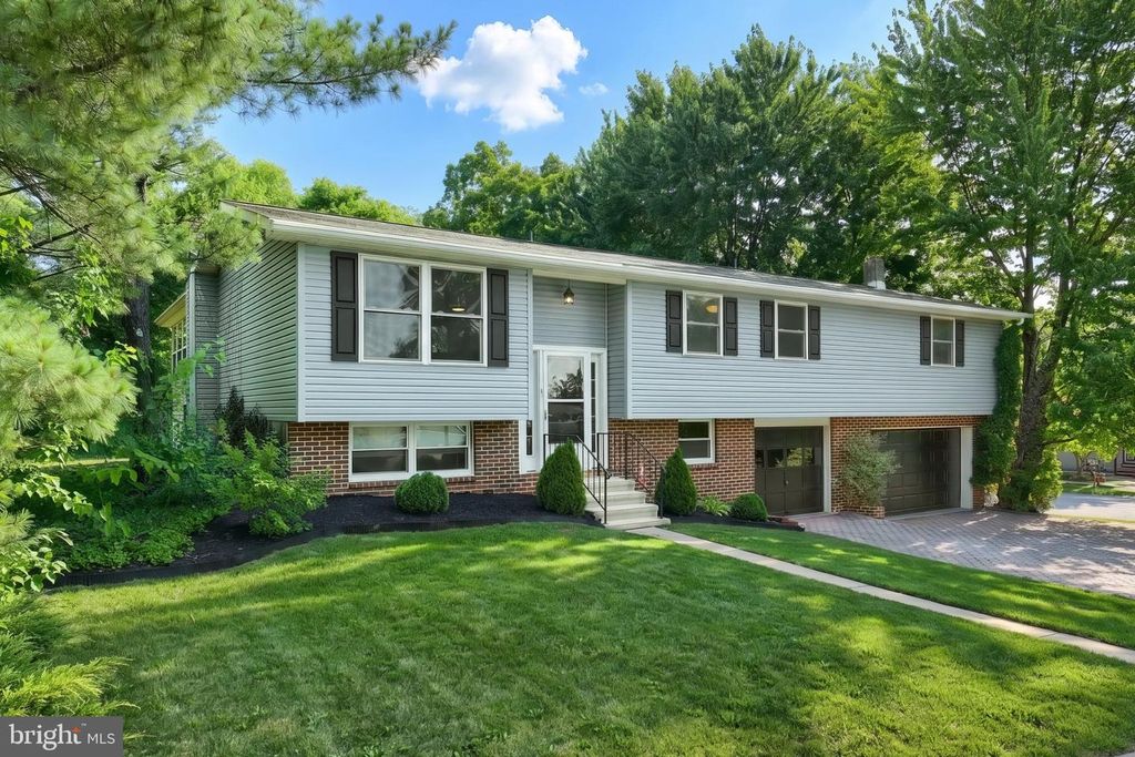 102 DOGWOOD DR, Dover, PA 17315