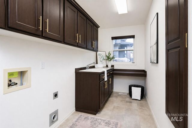 8037 W Innsbrook Ct, Boise, ID 83704
