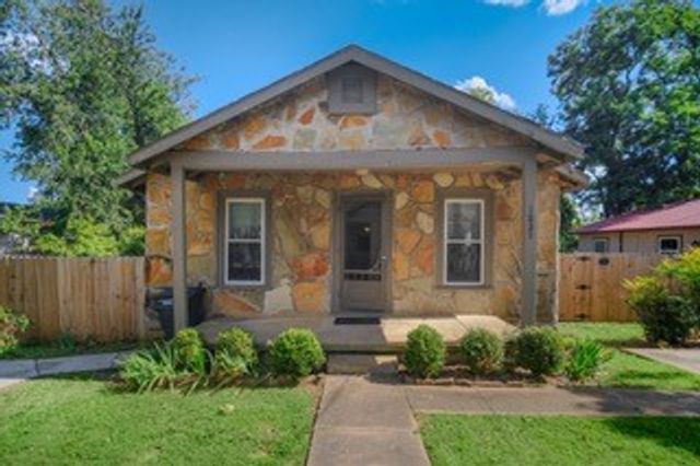 W Mitchell Street, Fayetteville, AR 72701