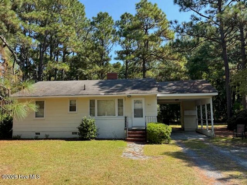 1657 W New York Avenue, Southern Pines, NC 28387