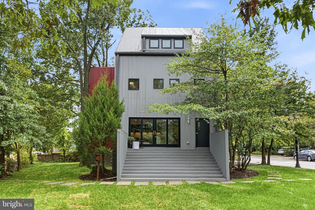 Image 1 of property listing at 2790 WASHINGTON BLVD, Arlington, VA 22201