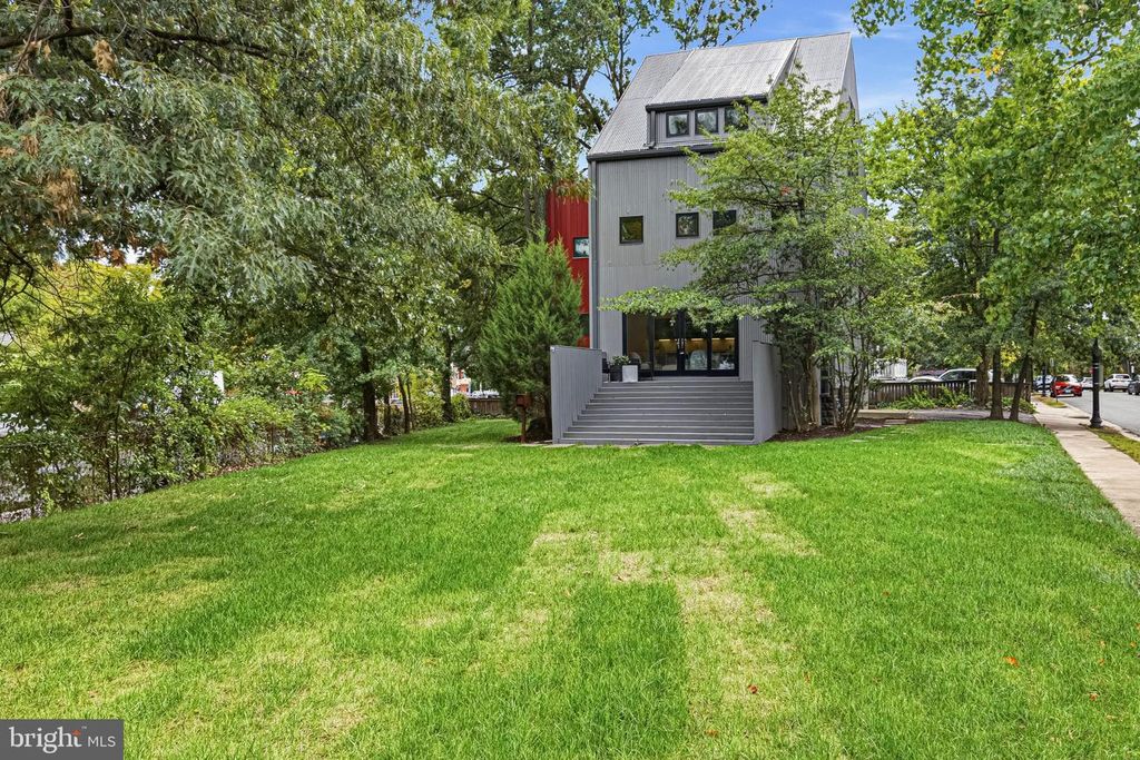 Image 3 of property listing at 2790 WASHINGTON BLVD, Arlington, VA 22201