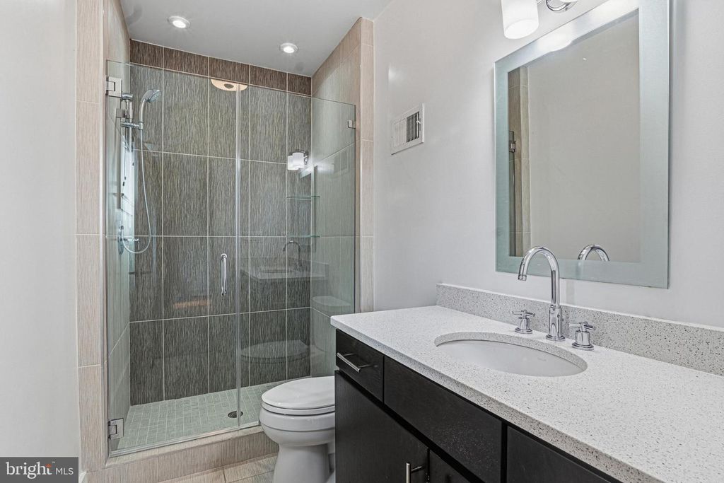 Image 33 of property listing at 2790 WASHINGTON BLVD, Arlington, VA 22201