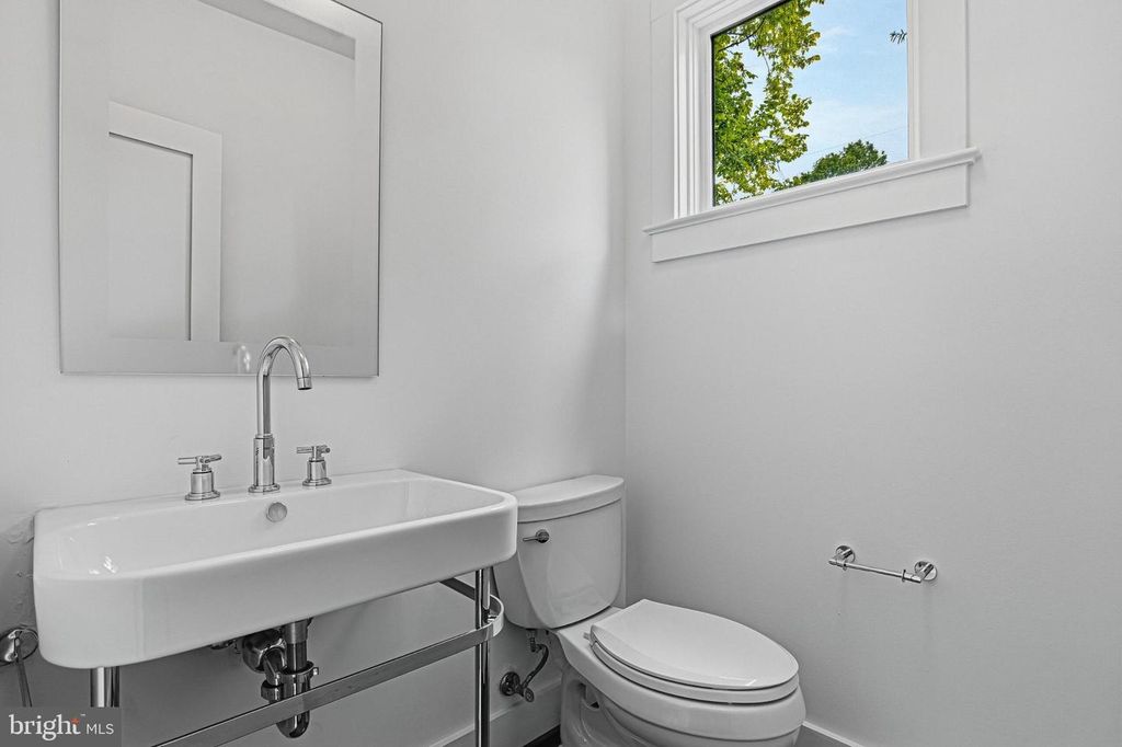 Image 54 of property listing at 2790 WASHINGTON BLVD, Arlington, VA 22201