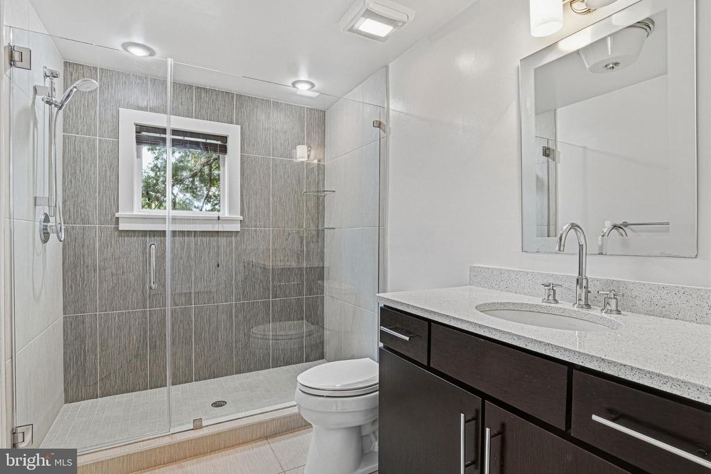 Image 61 of property listing at 2790 WASHINGTON BLVD, Arlington, VA 22201
