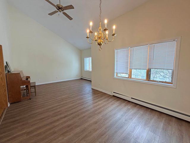 16 Robin Way, Brattleboro, VT 05301