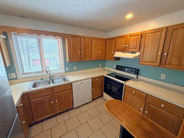 16 Robin Way, Brattleboro, VT 05301