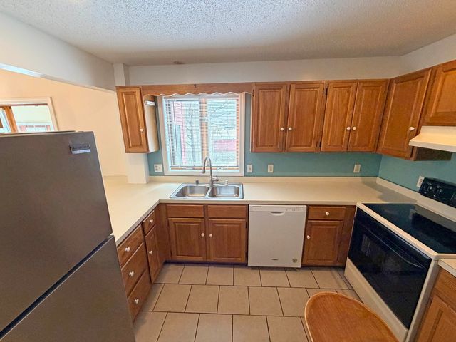 16 Robin Way, Brattleboro, VT 05301