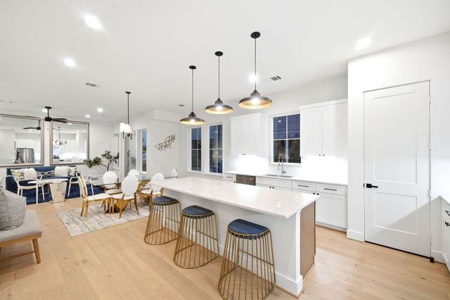 2212 Lou Ellen Lane E, Houston, TX 77018