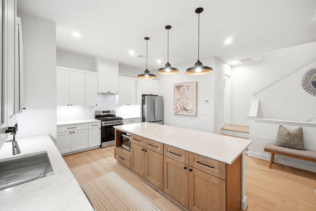 2212 Lou Ellen Lane E, Houston, TX 77018