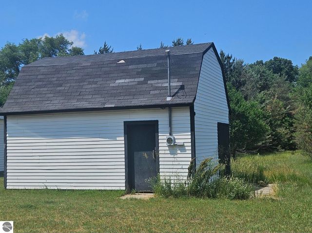 5640 W Houghton Lake Road, Lake City, MI 49651